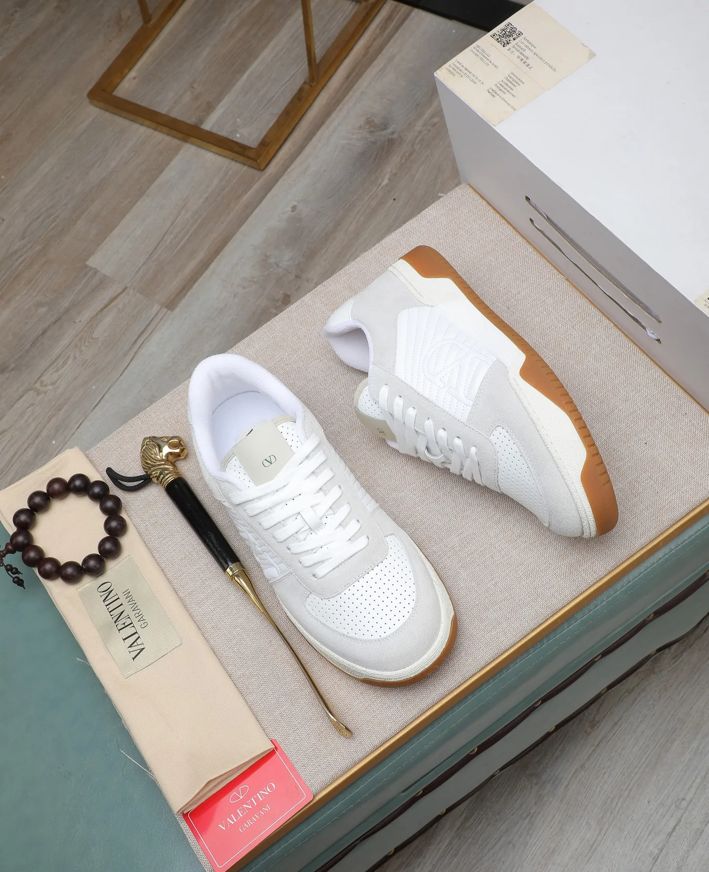 Men's shoes 💰740【Valentino】Couples model, size: Men's model 39-44 (45 customized) Valentino Valentino Couple model Joie de Jouer series Velcro Thick sole Bread shoes Couple model Casual sports shoes White shoes Original purchase and development Production Joie de Jouer series The style is simple but not out of style. The pure white base is paired with fresh green and soft beige, and the unique Velcro design highlights your personality. Every detail tells fashion and quality. Wear it, take a confident step, and start the trend journey. Delivered in exquisite packaging🛍📦 ▪️Material: Original custom imported first-layer cowhide ▪️Inner lining: Original custom made soft sheepskin lining ▪️Outsole: Original open-molded non-slip TPU material ▪️Sole thickness: 3.5CM